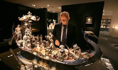Juan Lladr&oacute;, ante la figura m&aacute;s valiosa de la colecci&oacute;n, en la Ciudad de la Porcelana de Tavernes Blanques, en 2012.