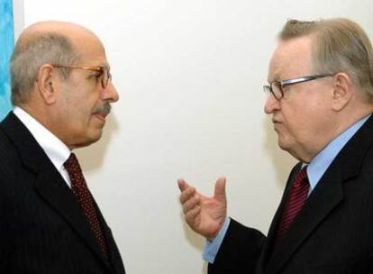 El director del OIEA, Mohamed el Baradei (izquierda), charla con Martti Ahtisaari, enviado de la ONU, ayer en Viena.