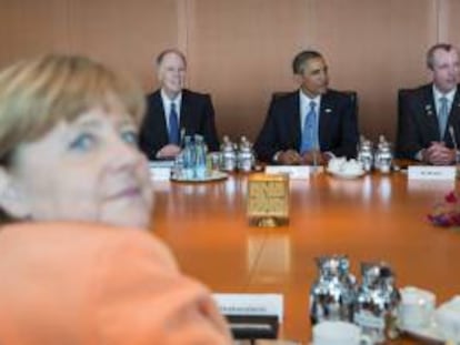 La canciller alemana, Angela Merkel (izq, delante); el responsable de seguridad nacional de la Casa Blanca, Tom Donilon (izq, detrás); el presidente estadounidense, Barack Obama (c), y el embajador estadounidense en Alemania, Philip Murphy mantienen una reunión en la Cancillería en Berlín (Alemania).
