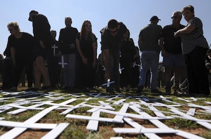 Unos sudafricanos homenajean con cruces blancas a los granjeros blancos muertos en el país.