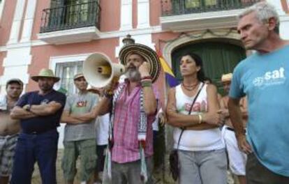 El diputado autonómico y alcalde de Marinaleda, Juan Manuel Sánchez Gordillo (c), y el líder del SAT Diego Cañamero(d) ayer en los jardines del Palacio de Moratalla, en el término de Hornachuelos (Córdoba), tras ser ocupado por miembros del Sindicato Andaluz de Trabajadores (SAT), que participan en una marcha reivindicativa hasta Córdoba.
