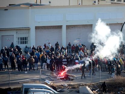 Manifestación del sector del metal en los astilleros de Cádiz, este miércoles.