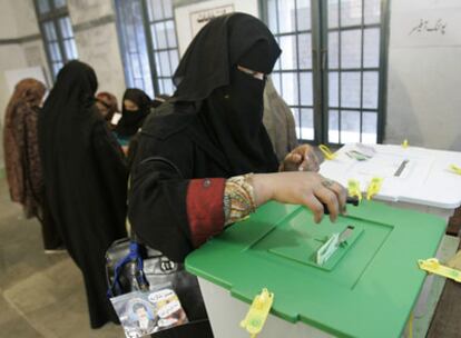 Una votante deposita su voto en un colegio de Peshawar.