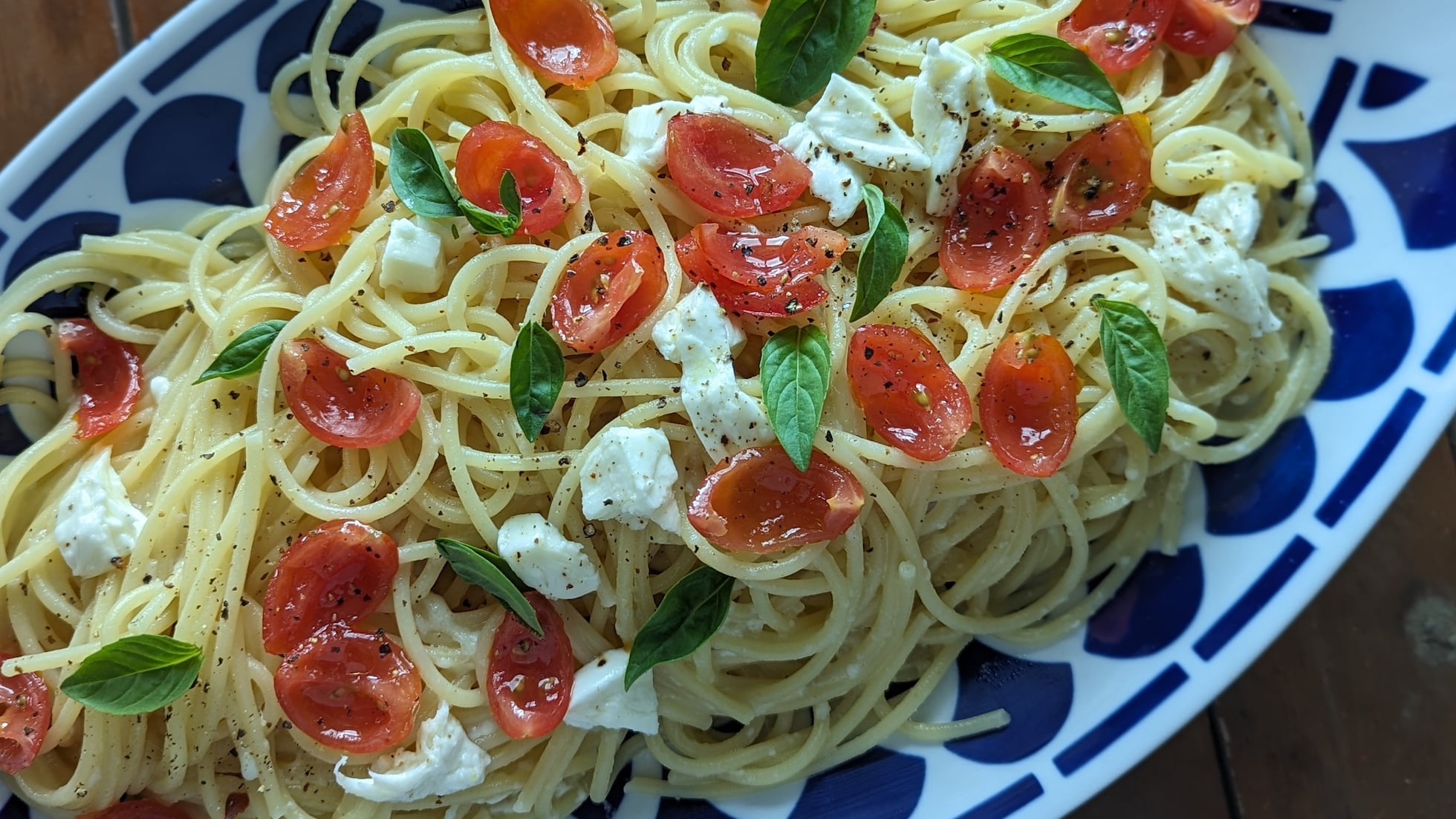 Espaguetis con crema de mozzarella y agua de tomate-image