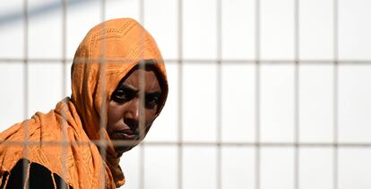 Una migrante rescatada por el Open Arms espera para embarcarse en un ferry hacia tierra firme, en Lampedusa, Italia.