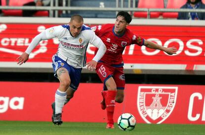 Pombo, del Zaragoza, disputa la pelota a Markel Etxeberría, del Numancia.