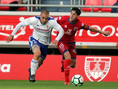 Pombo, del Zaragoza, disputa la pelota a Markel Etxeberría, del Numancia.