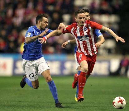 El centrocampista del Atlético de Madrid, Saúl Ñíguez, controla la pelota ante el centrocampista del Lleida, Manu Molina.