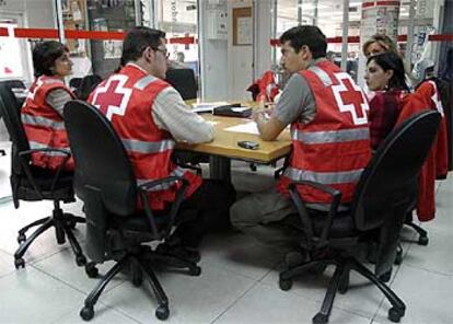 Asistentes a una de las terapias de grupo de voluntarios y empleados de la Cruz Roja que comenzaron ayer.