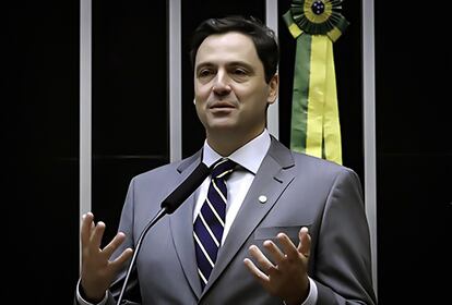 El diputado Luiz Philippe Orleans y Bragança durante un discurso.