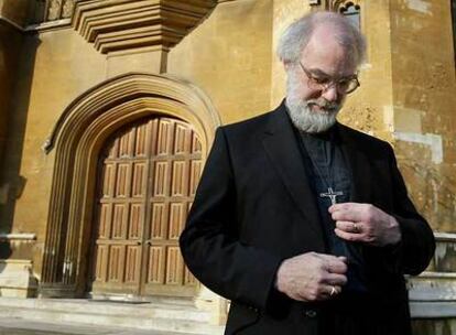 El arzobispo de Canterbury, Rowan Williams, ajusta su cruz en el palacio Lambeth, en Londres.