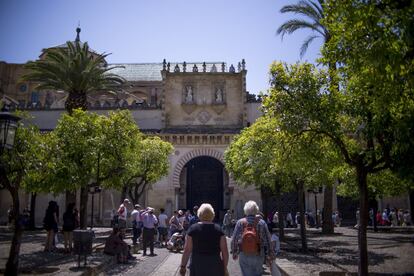 Varios turistas en el Patio de los Naranjos.