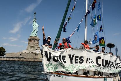 Solomon Yeo participa en un acto de protesta ante la Estatua de la Libertad en Nueva York