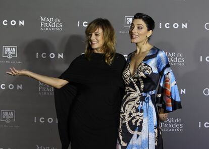Barbara Lenni (d) acompañada de Emma Suárez que es Premio ICON de Cine.