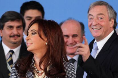 Néstor Kirchner sonríe junto a su esposa, Cristina Fernández, en la cumbre de Unasur.