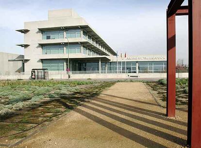 Edificio que alberga el Centro de Transfusiones de la Comunidad de Madrid. Abajo, la maqueta del proyecto que quedó en segundo lugar en el concurso ahora anulado.