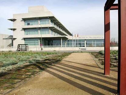 Edificio que alberga el Centro de Transfusiones de la Comunidad de Madrid. Abajo, la maqueta del proyecto que quedó en segundo lugar en el concurso ahora anulado.