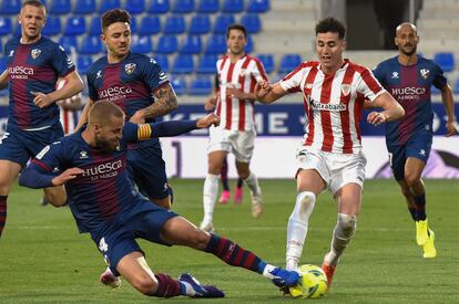 Jorge Pulido se lanza a robar el balón a Jon Morcillo