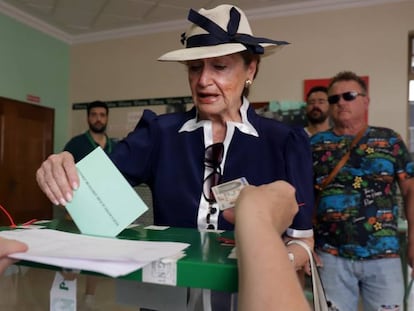 Una votante, en las elecciones autonómicas de Andalucía, este domingo. 