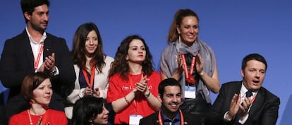 El primer ministro italiano, Matteo Renzi (derecha) aplaude durante un congreso del Partido de los Socialistas europeos el s&aacute;bado en Roma. 