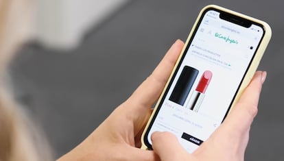 Una clienta utiliza la aplicación móvil de El Corte Inglés.