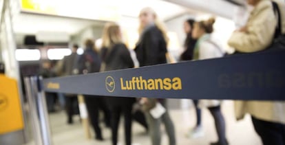 Varias personas hacen cola ante un mostrador de Lufthansa, en el aeropuerto de Berlín (Alemania).