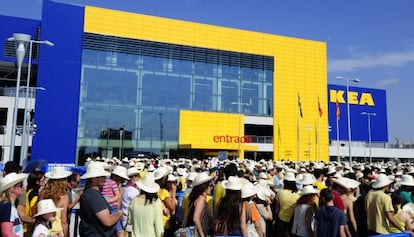 Cientos de personas esperan para inaugurar la tienda de Ikea en Alfafar.