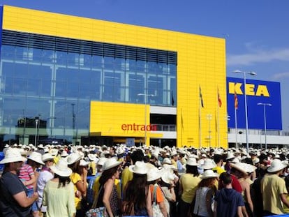 Cientos de personas esperan para inaugurar la tienda de Ikea en Alfafar.