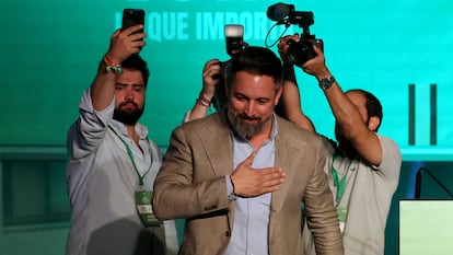 Santiago Abascal, en el balcón de la sede de Vox en Madrid, tras conocerse el domingo los resultados electorales.