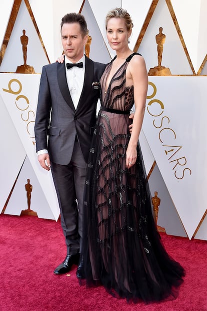 Sam Rockwell, ganador al Oscar a Mejor actor secundario por su papel en Tres anuncios en las afueras, y su pareja, la actriz Leslie Bibb, que eligió un diseño de J. Mendel.