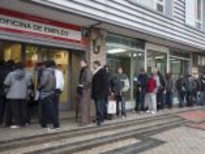 Parados haciendo cola en una oficina de empleo de Madrid