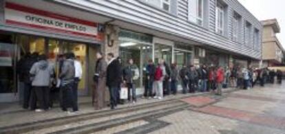 Parados haciendo cola en una oficina de empleo de Madrid