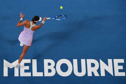 Muguruza devuelve la bola a Kenin durante la final del Open de Australia.