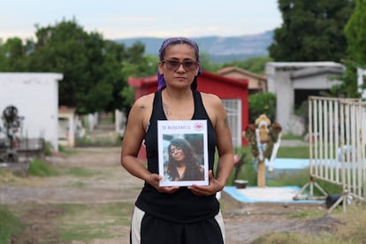 Tranquila Hernández muestra la fotografía de su hija desaparecida en el panteón Pedro Amaro, de Jojutla, Morelos. 