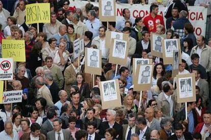 Vecinos de Marbella, en la manifestación de ayer contra la corrupción en su Ayuntamiento.