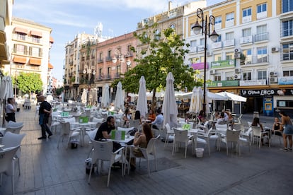 Terrazas de bar en la Plaza de la Pescadería de Sevilla, este miércoles.