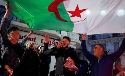 Un grupo de argelinos celebra el anuncio de Buteflika, este lunes en Argel.