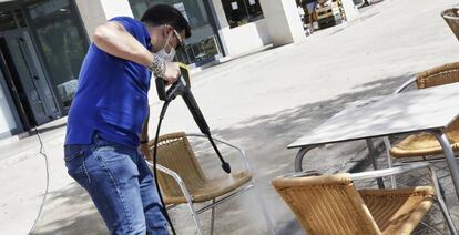 Un trabajador desinfecta la terraza de un restaurante en Madrid.