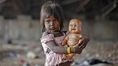 “INSTINTO MATERNAL”
(19.5.2013). Ni los mocos, 
ni los harapos, ni la cara sucia de esta niña de India fue lo que atrajo la atención del periodista.
En esta fotografía,  subraya el inconcebible instinto maternal de quien parece abandonado, especialmente con un muñeco de aspecto psicótico. 