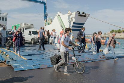 Pasajeros del ferry desembarcaban en Villa San Giovanni (Calabria), el martes. 