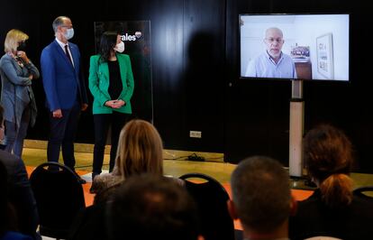 La presidenta de Ciudadanos, Inés Arrrimadas, observa a al exvicepresidente de Castilla y León, Francisco Igea, que interviene telemáticamente en un acto en Salamanca.