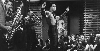 El cantante y actor Elvis Preysler en una escena de la pel&iacute;cula &#039;King Creole&#039; (&#039;El barrio contra m&iacute;&#039;), de 1958.