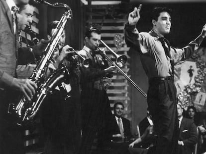 El cantante y actor Elvis Preysler en una escena de la pel&iacute;cula &#039;King Creole&#039; (&#039;El barrio contra m&iacute;&#039;), de 1958.