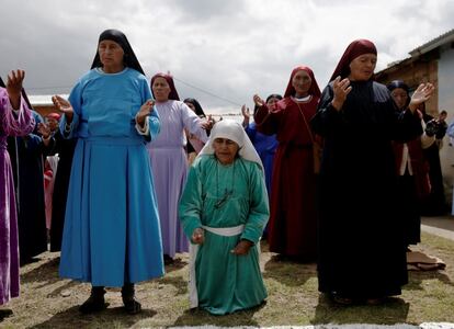 Mujeres miembros de la iglesia Asociación Evangélica de la Misión Israelita del Nuevo Pacto Universal (AEMINPU) oran durante una ceremonia durante las celebraciones de la Semana Santa en El Alto (Bolivia), el 16 de abril de 2019.