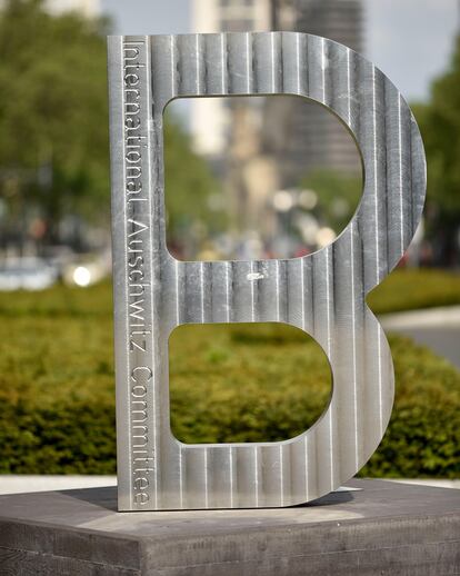 'To B remembered', l'escultura d'homenatge que hi ha a Berlín. 