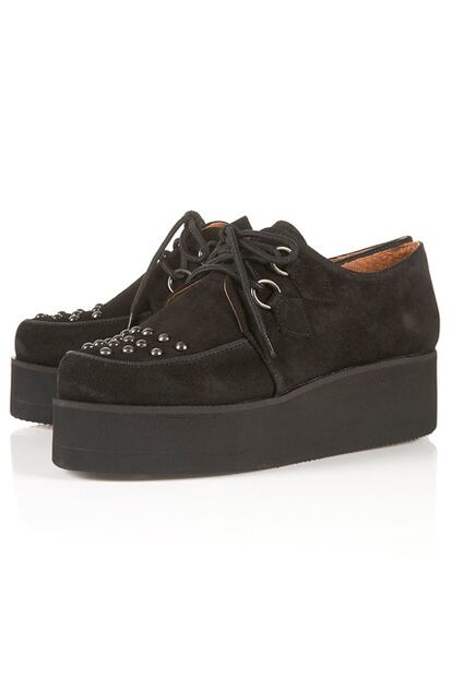 Los creepers, que hoy vuelven a estar de moda, constituyen el símbolo de la generación rockabilly de los años 50, junto a los pantalones pitillo y los tupés. En la imagen un modelo de ante de Topshop.