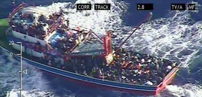Imagen del barco a la deriva en la costa occidental de Chipre.