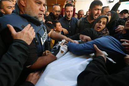 El periodista palestino Wael Dahdouh, jefe de la oficina de Al Jazeera en la Franja, llora la muerte de su hijo Hamza, que también trabajaba para la cadena y que ha muerto este domingo en un ataque al sur de Gaza.