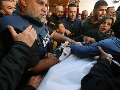 El periodista palestino Wael Dahdouh, jefe de la oficina de Al Jazeera en la Franja, llora la muerte de su hijo Hamza, que también trabajaba para la cadena y que ha muerto este domingo en un ataque al sur de Gaza.