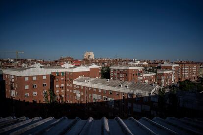 Edificios con tejados de uralita en el barrio de San Pascual, en el  distrito de Ciudad Lineal de Madrid. Son tres mancomunidades que suman 582 viviendas, construidas en el 1981.

